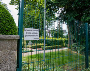 Hinweisschild auf dem Friedhof  © Blende8