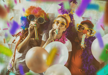 junge Frauen verkleidet zur Party haben Spaß mit Perücke und Luftballons