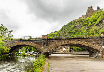 Die Burgruin Are über dem Eisenbahnviadukt Altenahr