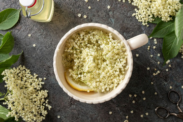Macerating elder flowers in water to prepare syrup