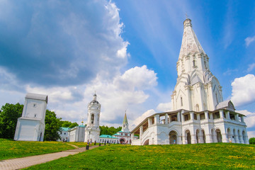 Fototapeta na wymiar Church of the Ascension in Kolomenskoye Park in Moscow at spring