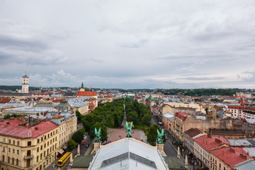 Obraz premium Wiew on sculptures on roof of Lviv Opera House