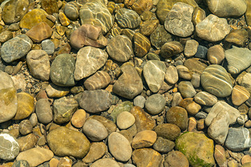 kleine Steine am Wasser