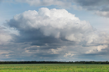 Niebo z pięknymi chmurami w okolicach miejscowości Redło w województwie zachodniopomorskim