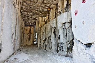 White Carrara marble quarry made in the gallery. The use of diam