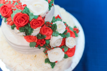Fototapeta na wymiar Beautiful Wedding Cake with Red Rose Flowers Decoration.