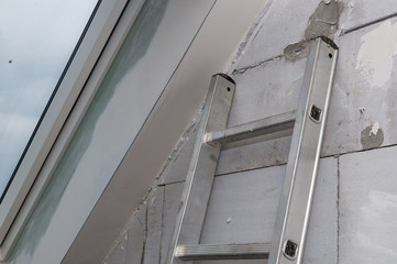 Aluminiowa drabina na budowie domu