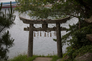 鳥居と海