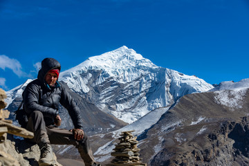 toerist op de achtergrond van de Himalaya, Nepal. Manang dorp, december 2017