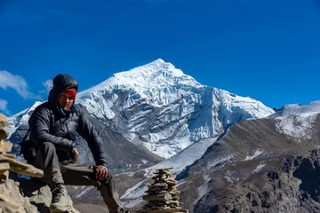 Fototapete Manaslu Tourist auf dem Hintergrund des Himalaya, Nepal. Dorf Manang, Dezember 2017