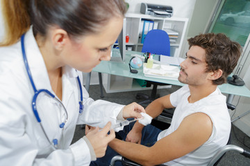 Obraz premium syringes and wheelchair