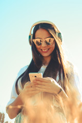 Joven milenial usando nuevas tecnologías al aire libre