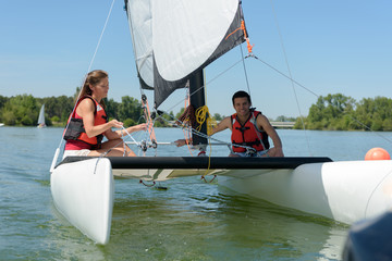 Naklejka premium couple enjoying a boat ride