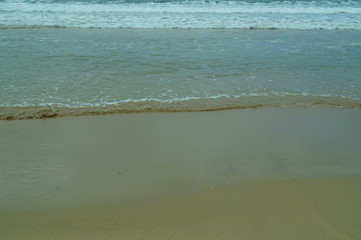 Suaves olas llegando a la playa