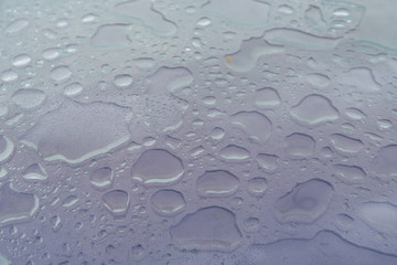 Wassertropfen auf Glasscheibe