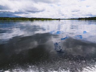 Reflexo nas águas do rio negro