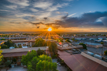 Naklejka premium Kolorowy Zachód Słońca Nad Albuquerque w Nowym Meksyku