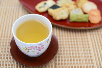 Fototapeta na wymiar 日本茶とお煎餅