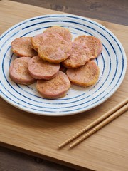 한국 스타일의 소세지구이 