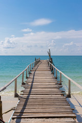 Fototapeta premium Drewniany most w tle lato z pięknym widokiem na krajobraz z wyspy Samet w Tajlandii.