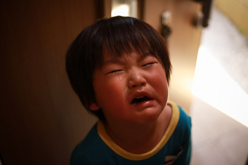 玄関で泣く男の子