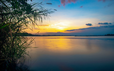 Obraz na płótnie Canvas Beautiful sunsets on the edge of the lake
