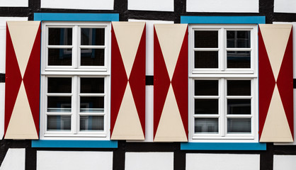 Fensterladen an einem Fachwerkhaus