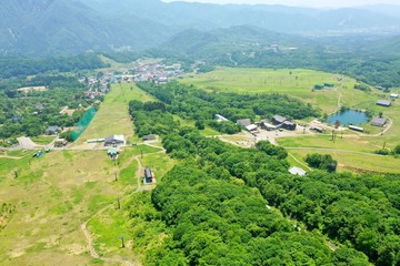 日本の観光名所の栂池高原を空撮