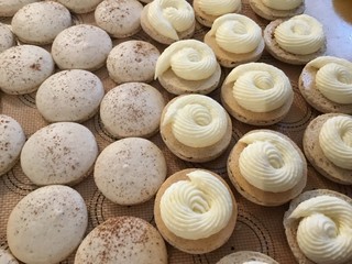 Cinnamon Bun Macaron Construction