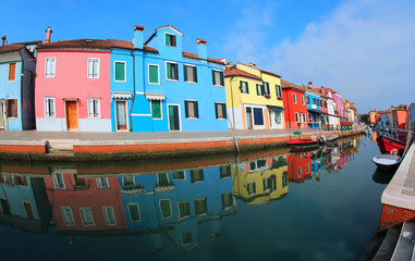 Fototapeta na wymiar navigable canal and the painted House in Burano Island near Veni