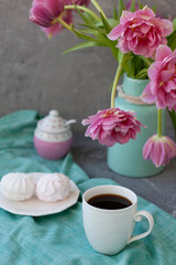Obraz na płótnie Canvas A tasty snack: a cup of coffee and a plate of zefirs.