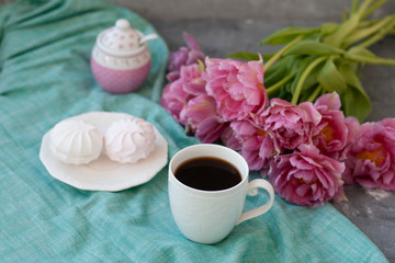 Obraz na płótnie Canvas A tasty snack: a cup of coffee and a plate of zefirs.