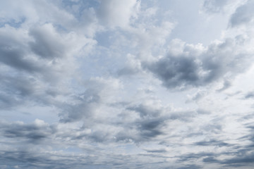 Fototapeta premium Chmury pod niebem