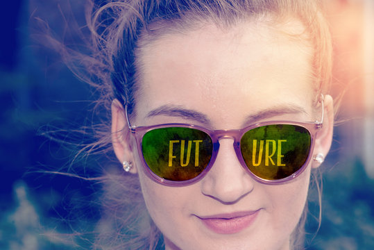 Eine junge Frau mit Sonnebrille blick in die Zukunft