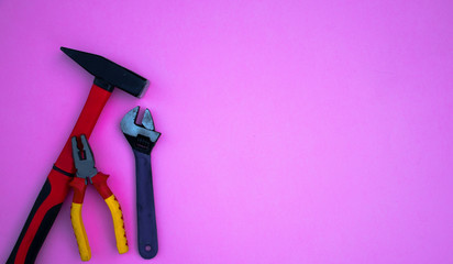 les filles peuvent aussi. ensemble d'instruments brutaux sur un fond rose.