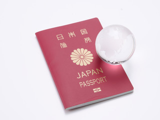パスポートとクリスタルの地球