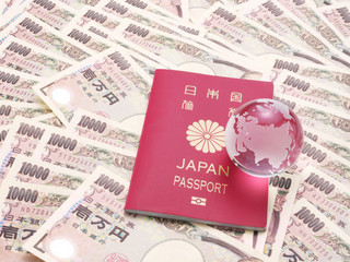 パスポートとクリスタルの地球と日本の紙幣