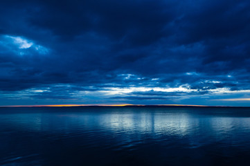 Obraz premium lake and clouds on sky before sunrise