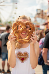 Frau mit Brezn auf der Dult