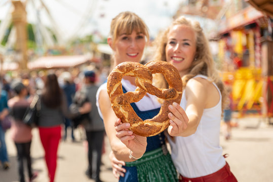 Sch&ouml;ne Frauen mit Breze auf dem Volksfest