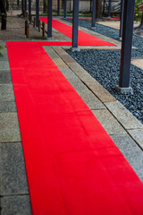神社の雨に濡れた赤いカーペット