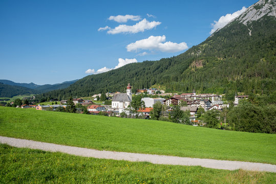 Luftkurort Achenkirch in Tirol, blauer Himmel und Sonnenschein