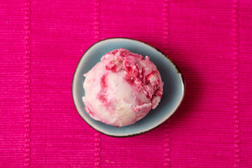 Vanilleeis mit Waldfrucht-Variegato