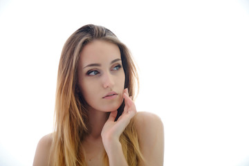 Fototapeta premium Zdjęcie portretu dziewczyny piękne modne piękna kobieta z długimi ciemnymi włosami płynące, izolować na białym tle. Stoi w różnych pozach i uśmiecha się.