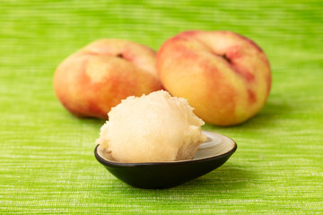 Kugel Pfirsichsorbet aus Plattpfirsichen