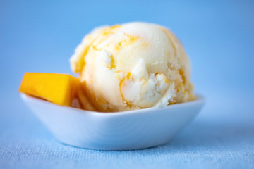 Selbstgemachte Kugel Joghurteis mit Mango