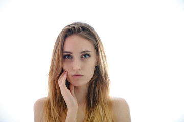 Fototapeta premium Zdjęcie portretu dziewczyny piękne modne piękna kobieta z długimi ciemnymi włosami płynące, izolować na białym tle. Stoi w różnych pozach i uśmiecha się.