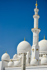 Fototapeta na wymiar Mosque in Abu Dhabi on a sunny day