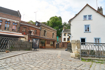 Leere Brücke in Altstadt von Amiens