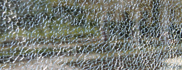 eine kaputte Scheibe aus Sicherheitsglas